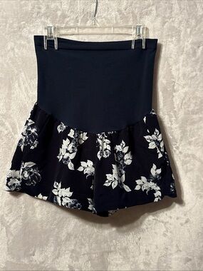 A Pea in the Pod Navy and White maternity Floral shorts